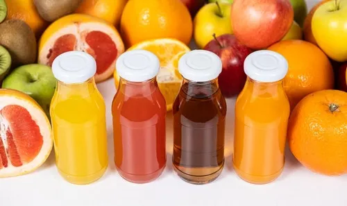 Jus de fruits en bouteilles et fruits frais