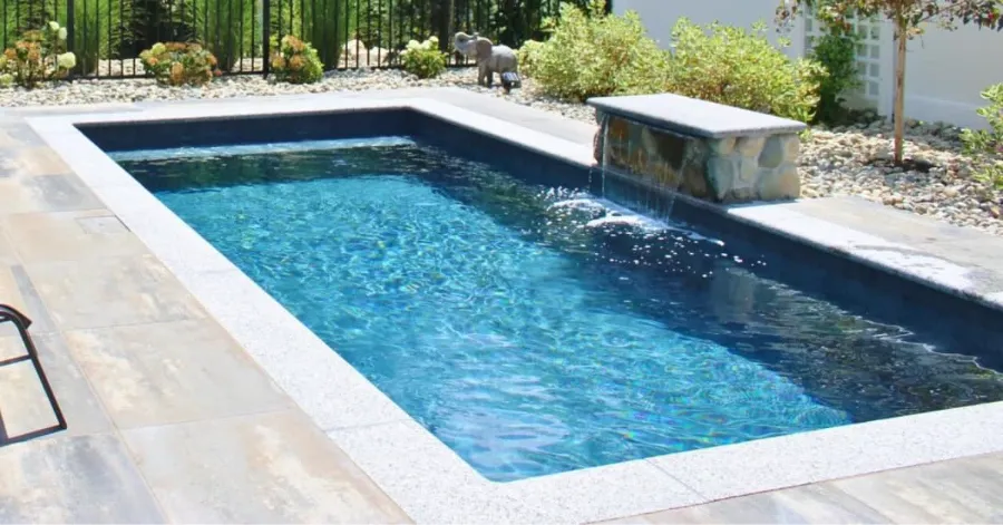 Piscine extérieure à l'eau claire