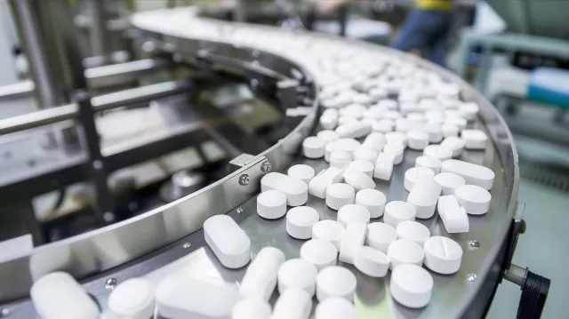 Comprimés sur une ligne de production pharmaceutique