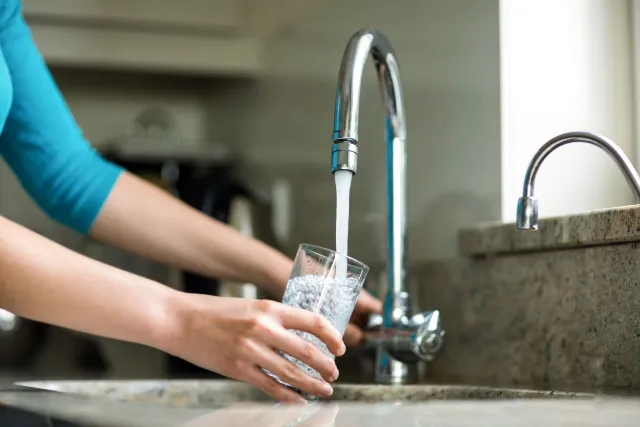 Remplissage d'un verre d'eau potable au robinet