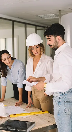 Équipe échangeant sur un site industriel
